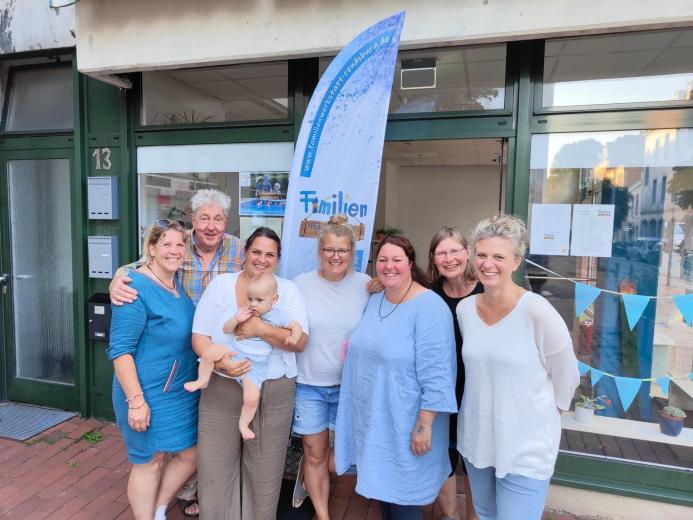 Das Team der Familienwerkstatt Rendsburg e.V.: (von links) Sylvia, Uwe, Sassa mit Kind, Melli, Annika, Melanie und Birthe.