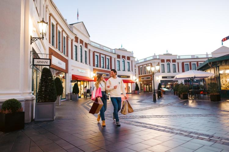 Am 28. April haben die Geschäfte des Designer Outlets Neumünster von 9 bis 0 Uhr geöffnet.