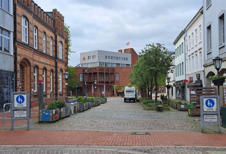 Heute präsentiert sich das Quartier bunter und freundlicher, mit Hochbeeten, Bänken und Spielgeräten. Kleine Veränderungen mit großer Wirkung