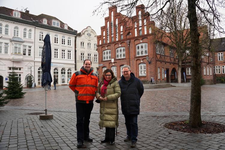 Heiko Hinrichsen (Fachdienst Tiefbau der Stadt), Bürgermeisterin Janet Sönnichsen und Bauleiter Klaus Werner Rose v.l.).
