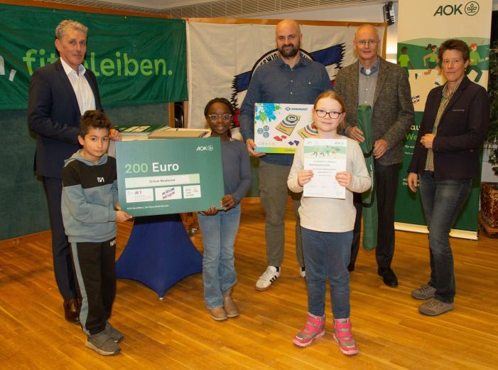 Aus Rendsburg freuten sich die Schüler*innen der Schule Mastbrook über ihre Leistung gemeinsam mit  (v.l.n.r.) AOK-Serviceregionsleiter Stefan Kölpin,  Lehrer Thomas Schmidt, Hartmut Weber, Präsident des Leichtathletik-Verbandes (SHLV), und...