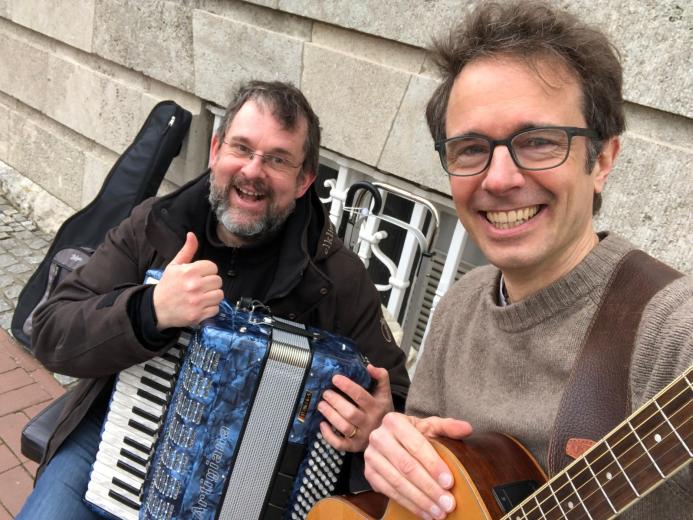 Sorgen für Livemusik beim Craft-Beer-Tasting: Armin Musehold und 
Christoph Hecking von „Straßenglück“