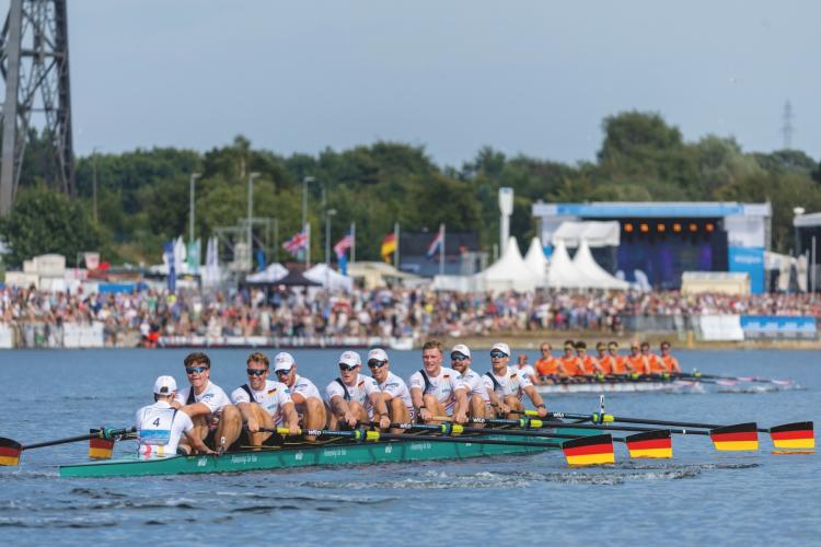 Auf dem Wasser geben sich die Spitzenteams der Ruderer die Ehre.