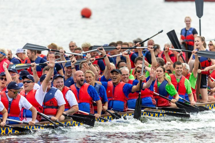 Ergänzt wird das Programm durch eine bunte Erlebnismeile, kulinarische Angebote, Spielbereiche für Kinder sowie den beliebten Drachenboot-Cup.