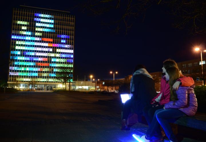 Computer spielen auf dem Uni-Hochhaus  