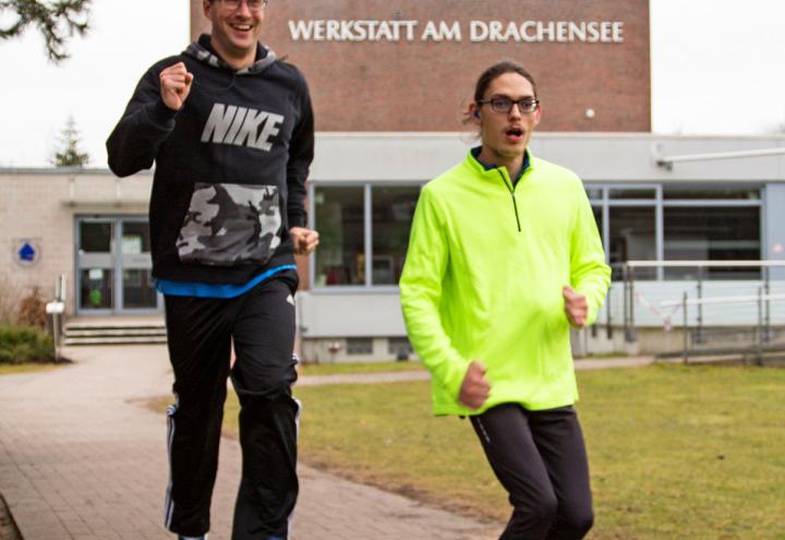 Zwei Kieler Jungs laufen bei den Special Olympics 