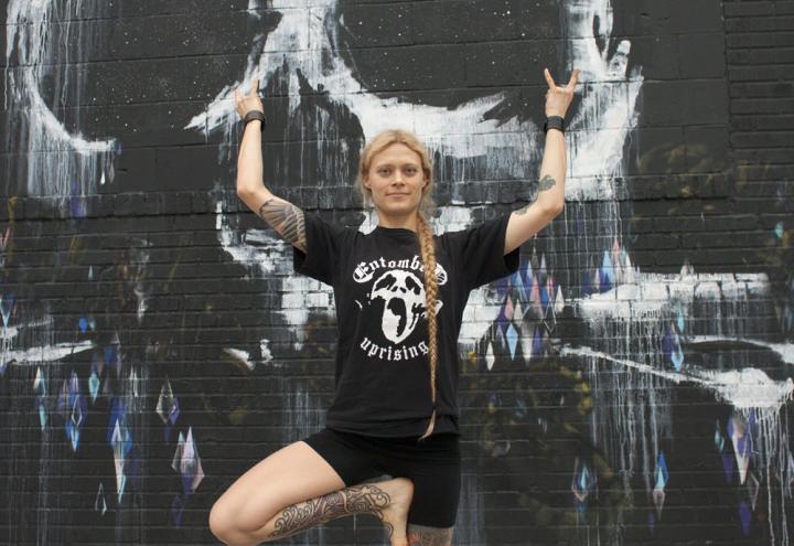 Yoga trifft auf Heavy Metal 